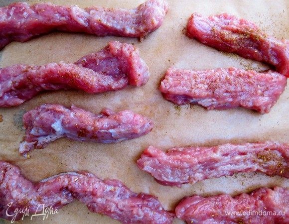 По истечении вышеуказанного времени вынимаем мясо из маринада. Идеально сушить замаринованное мясо в электросушилке на сетчатом поддоне при температуре 60°С в течение 6-8 часов. Я, за неимением сушилки, вялила мясо в духовке на пергаментной бумаге при 70°С в режиме конвекции 6 часов, иногда приоткрывая дверцу. Если в духовке нет режима конвекции, можно просто вялить с чуть приоткрытой дверцей.