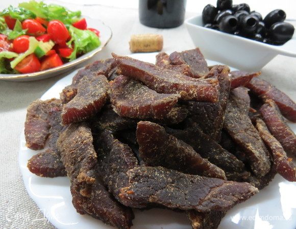 Наше мясо готово. Считаю, что такое мясо не стыдно и к праздничному столу подать в качестве закуски.
Приятного аппетита!