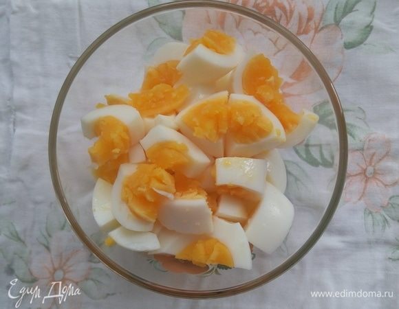 Яйца сварить, очистить и нарезать на небольшие кусочки.