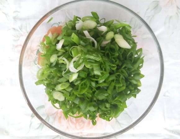 Зеленый лук мелко нарезать наискосок.