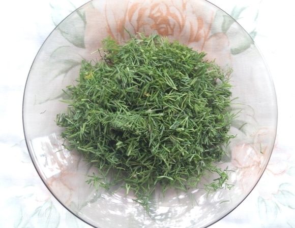 Мелко нарезать укроп.