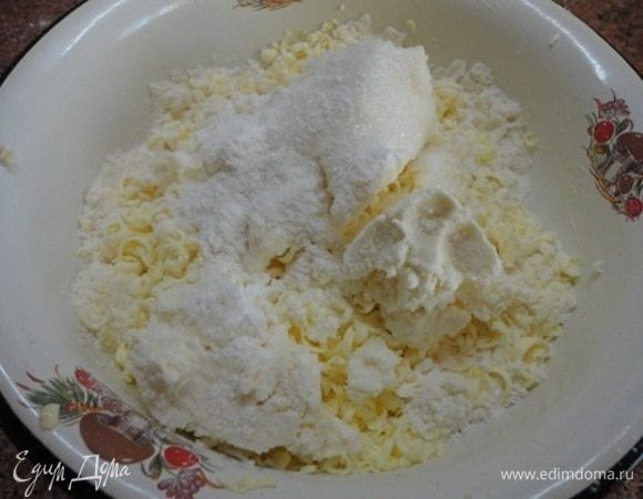 Добавить творог. Я не люблю крупинки творога в тесте, поэтому перетираю его или использую мягкий, как в этом случае. Творог я готовила сама по рецепту Юлии из книги «Кухня. Сердце дома», стр.108-109. Нежный, мягкий. Основную часть съели, осталось как раз 150 г для теста.
Тесто смешивать лучше в комбайне, чтобы масло не таяло от тепла рук, но за неимение оного, я замесила быстренько руками. 