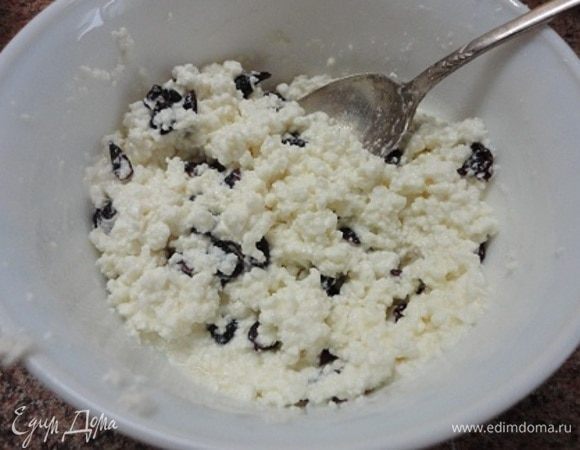 Готовим начинку. Здесь я использовала магазинный творог. Надо бы брать посуше, чтобы начинка не вытекала. И творога я использовала 200 г. Мне показалось, что 250 г будет многовато, и я оказалась права. Белок взбейте венчиком с солью и сахаром и добавьте к творогу, сюда же выкладываем вишню и перемешиваем.