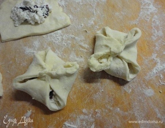 Охлажденное тесто раскатать и разрезать на квадратики или кружочки. Выложить начинку и защипать края.