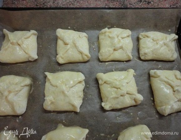 Оставшийся желток смешать с 1 ст. ложкой молока и смазать пирожки.