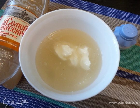 Квас смешаем со сметаной, посолим.