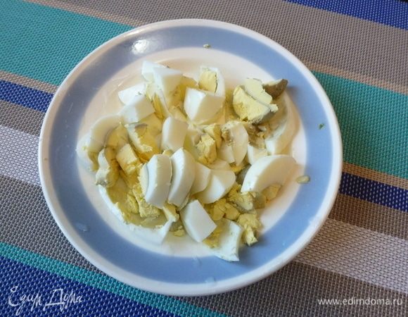 Яйца почистим и нарежем произвольно.