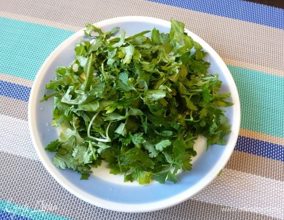 Зелень (руколу, кинзу и петрушку) крупно нарежем.