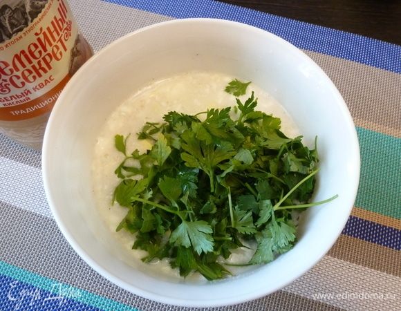 В миску с квасом «Семейный секрет» кладем яйца и зелень.