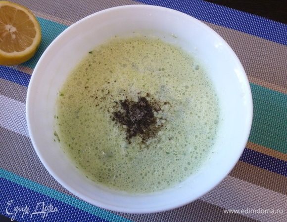 Пробиваем все блендером до состояния пюре. Попробуем на вкус, если нужно досолим и добавим перца. Выжмем сок из трети лимона (или по вкусу). Размешаем и оставим в холодильнике на 40-60 минут охладится.