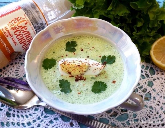 При подаче добавим в тарелку по четвертинке вареного яйца, украсим зеленью кинзы и хлопьями паприки.