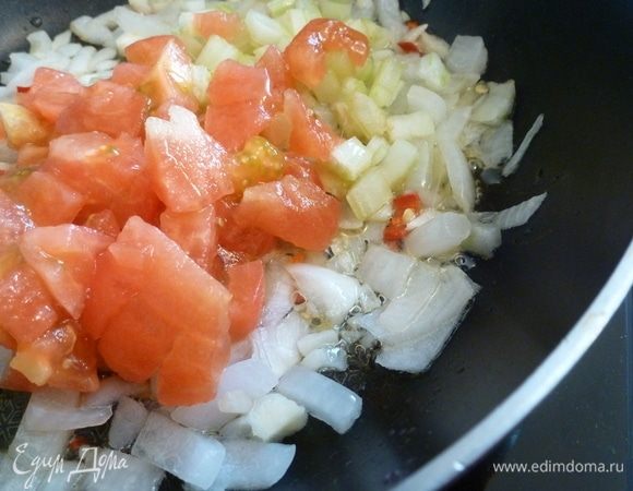 Помидоры без шкурки и стебель сельдерея нарежем кубиком и отправим к луку тушиться. Готовим 5 минут.