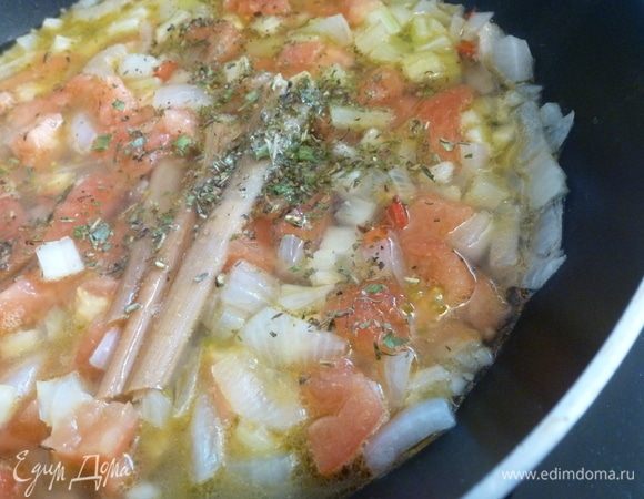 Вольем куриный бульон. Стебель лемонграсса разомнем ручкой ножа, чтобы он отдал свой сок и аромат и отправим в сковороду вместе со щепоткой приправы «Букет гарни». Тушим 10 минут. Стебли лемонграсса я замораживаю, т.к. они не всегда бывают у нас в продаже. В какой-то передаче Юлии Высоцкая посоветовала их замораживать, этим советом я и воспользовалась. Очень удобно!