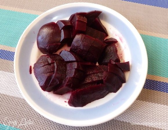 Свеклу почистим и нарежем крупными кубиками.