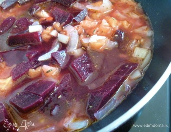 Отправим к овощам и тушим еще минут 5-7.