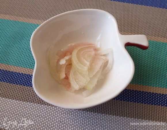 Пока тушатся овощи, замаринуем лук. Сначала нарежем его тонкими полукольцами. Добавим большую щепотку сахара и ложку виноградного уксуса (6%).