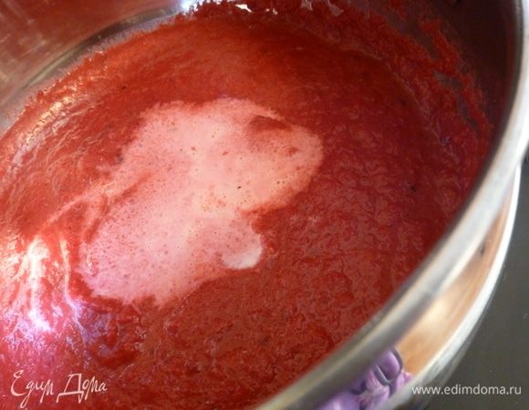 На следующем этапе я перелила содержимое сковороды в удобную кастрюльку и поставила на плиту. Стебель лемонграсса уберем. Измельчаем все блендером, вливаем теплые сливки, размешаем и готовим дальше, но не доводим до кипения. Пробуем на вкус, если помидоры были кислые, то добавить немного сахара. Выключаем плиту.