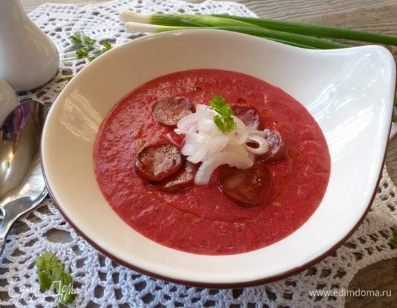 В тарелку наливаем свекольный крем-суп. В середину кладем колечки чоризо и пучок маринованного хрустящего лука. Дополним ниточкой оливкового масла. Невероятно вкусно и сытно!