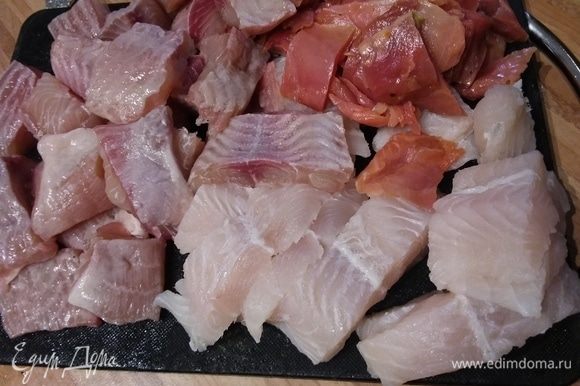 Рыба (филе!) в идеале должна быть разных сортов в равных частях (у меня пангасиус, сом и кусочки лосося). Помыть, почистить, нарезать порционно.