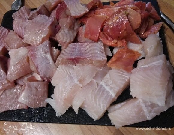 Рыба (филе!) в идеале должна быть разных сортов в равных частях (у меня пангасиус, сом и кусочки лосося). Помыть, почистить, нарезать порционно. 