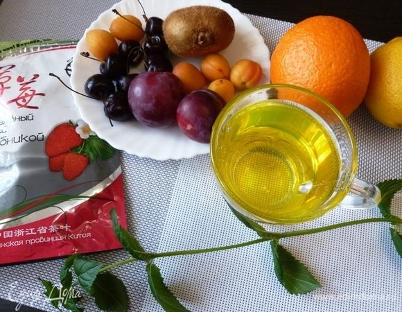 Подготовим продукты для напитка. Фрукты, ягоды и мяту помоем.
Основа в безалкогольной Сангрии — чай, а с остальным можно разгуляться!  Яблоки и груши, виноград и сливы, мята, чабрец или синий базилик — все сгодится!