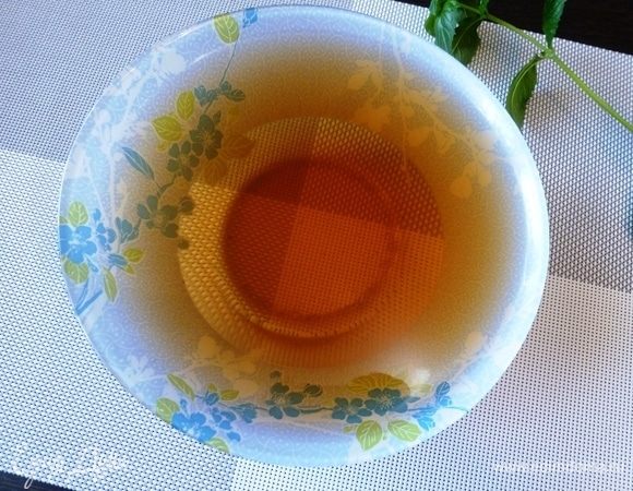 Заварим зеленый чай. У меня зеленый чай с клубникой. Через 7 минут процедить и охладить.