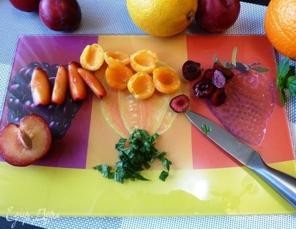 Нарежем кусочками и колечками ягоды и цитрусовые.