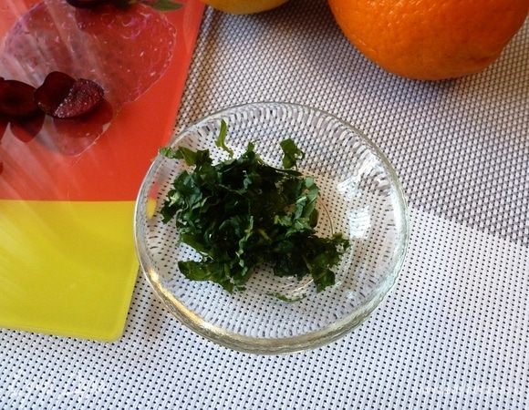 Листики мяты нарезать соломкой, посыпать сахаром и размять до выделения эфирных масел и сока.