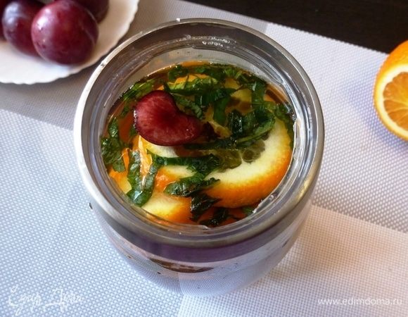 В бутыль (у меня 1,5 л) для лимонада влить холодный зеленый чай. Всыпать сахар и размешать. Добавить нарезанные ягоды и фрукты, мяту. Отправить в холодильник настояться на 2-4 часа (можно и дольше).