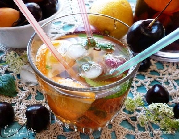 Вкусный, ароматный и освежающий безалкогольный напиток готов! В каждый бокал добавьте лед, листики мяты, свежие колечки апельсина и лимона. Зовите детей и взрослых! И про себя не забудьте! :)