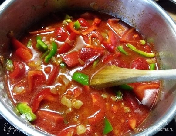 Добавить перец, влить бульон (в идеале рыбный, но подойдет и овощной, в крайнем случае вода), закипятить, уменьшить огонь и варить 15 минут. 