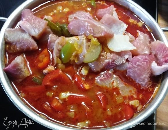 Через 5 минут добавить рыбу и огурцы. 