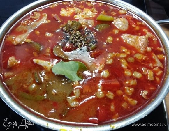 Посолить, поперчить. Я от себя добавила лавровый лист. Добавить лимонный сок. Если необходимо для вкусового баланса, можно добавить щепотку сахара. 