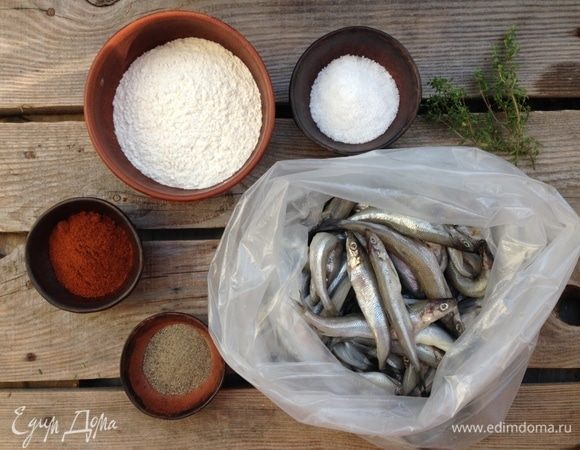 Переложить рыбу в плотный полиэтиленовый пакет.