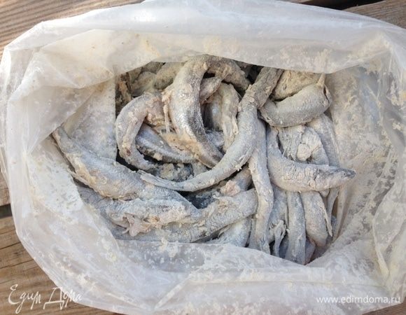 Пакет закрыть и несколько раз хорошо встряхнуть, чтобы рыба равномерно покрылась мукой со специями. 