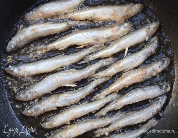 Разогреть сковороду, налить масло и обжарить рыбу с обеих сторон до золотистой корочки.