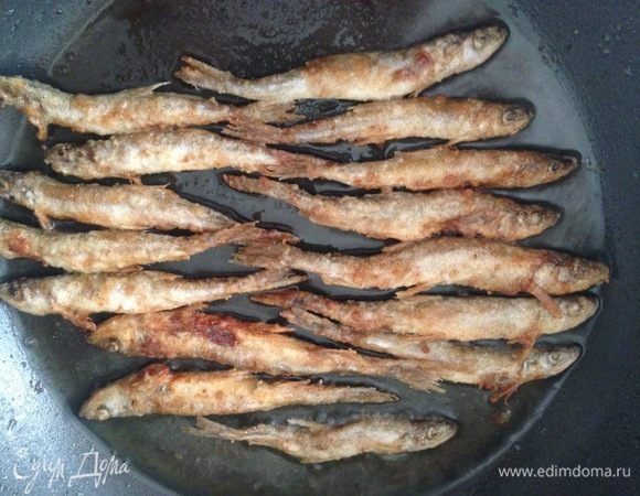 Плюс этого способа панировки в том, что мука не попадает в масло и не горит. Вся панировка остается на рыбке.