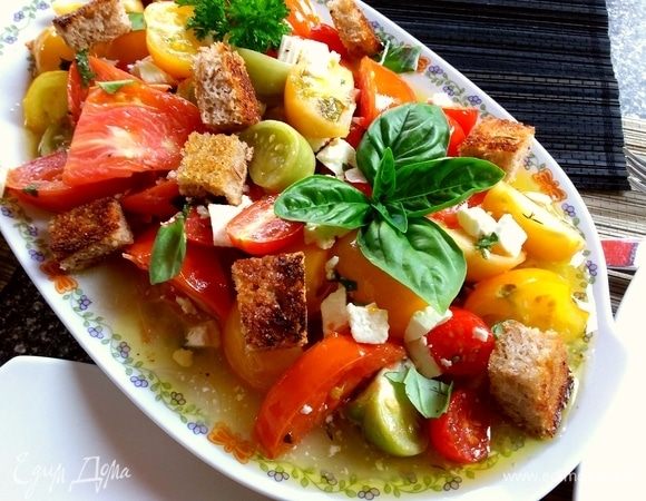 Через 20 минут помидоры готовы. Они не разварились, сохранили свою структуру, но отдали ароматный, ни с чем не сравнимый сок! Салат можно подавать прямо в форме, а можно переложить на блюдо. Посыпать листьями базилика. 