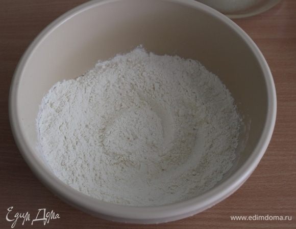 Перемешать муку с разрыхлителем, отставить в сторону.