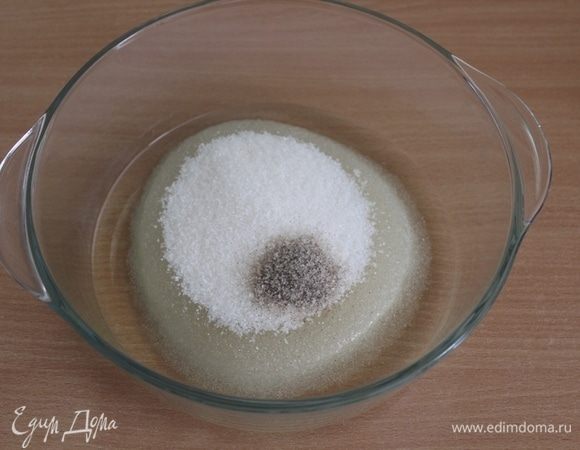 Сахар и ванильный сахар взбить с растительным маслом.