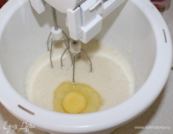 Добавить по одному яйца, не переставая взбивать.