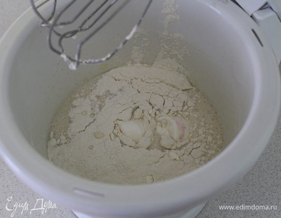 Частями, по очереди, добавить мучную смесь и сметану.