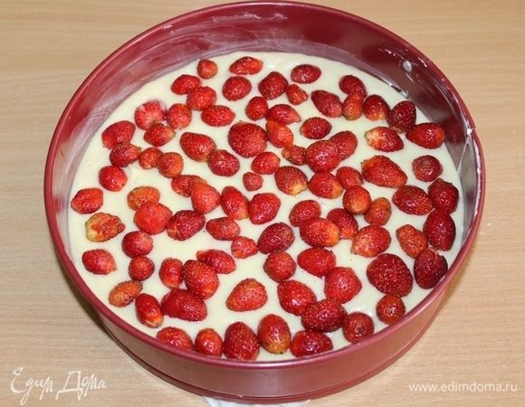 Выложить тесто в форму 24, сверху выложить ягоды.