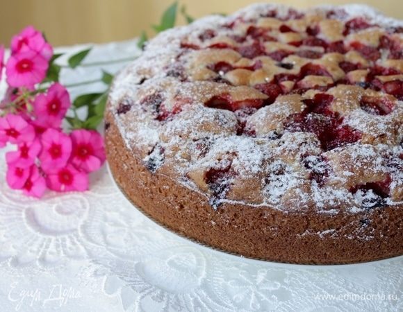 Пирог остудить и посыпать сахарной пудрой.