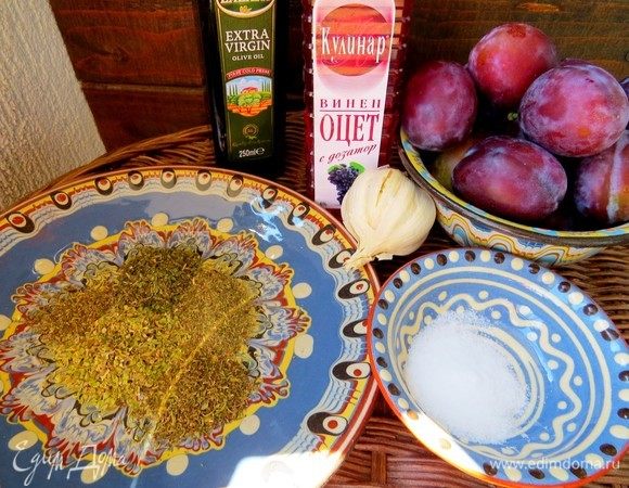 Подготовим все необходимые продукты. Слива нужна крепкая, мягкая не подойдет. Идеален сорт венгерка.