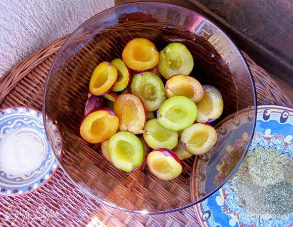 Сливу моем, обсушиваем, разрезаем пополам и извлекаем косточку. Складываем наши половинки слив в глубокую емкость.