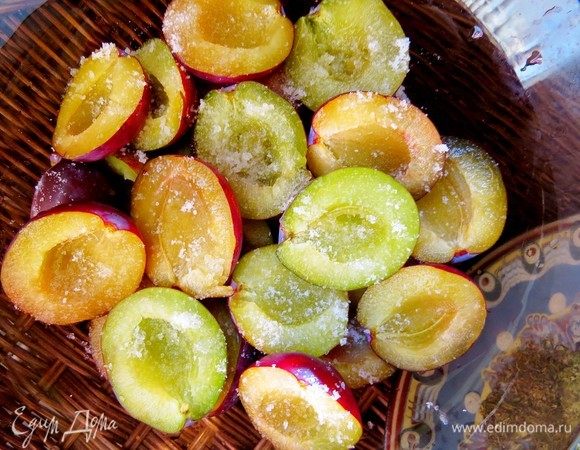Присыпаем сливы морской солью и аккуратно перемешиваем.