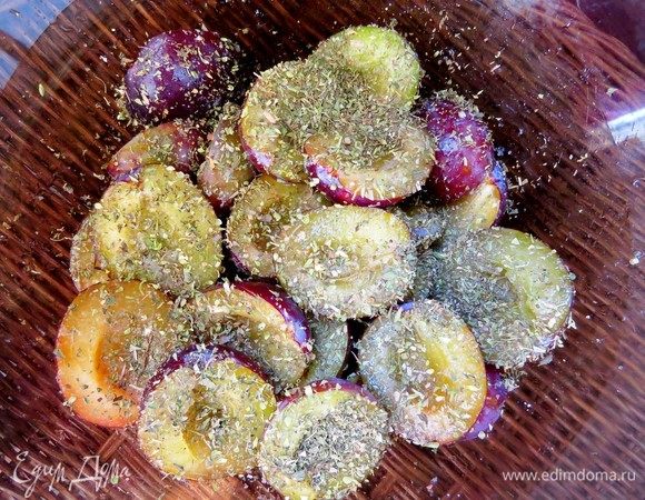 Добавляем смесь специй и аккуратно перемешиваем, чтобы специи равномерно распределились.