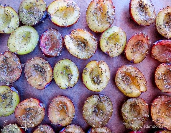 Далее раскладываем сливы срезом вверх на сетчатом поддоне электросушилки и сушим 4-5 часов при температуре 60°С.
Также можно завялить сливы в духовке, что я и сделала. Духовку предварительно нагреваем до минимальной температуры (у меня как раз 60°С), противень выстилаем бумагой для выпечки, кладем сверху наши сливы срезом вверх и вялим сливы 5-6 часов в режиме с конвекцией (либо приоткрываем дверцу духовки).