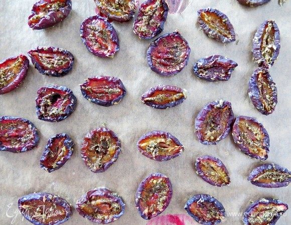 Вот так выглядят наши подвяленые сливы. Я не удержалась —

Х
 сразу съела половину противня. :)